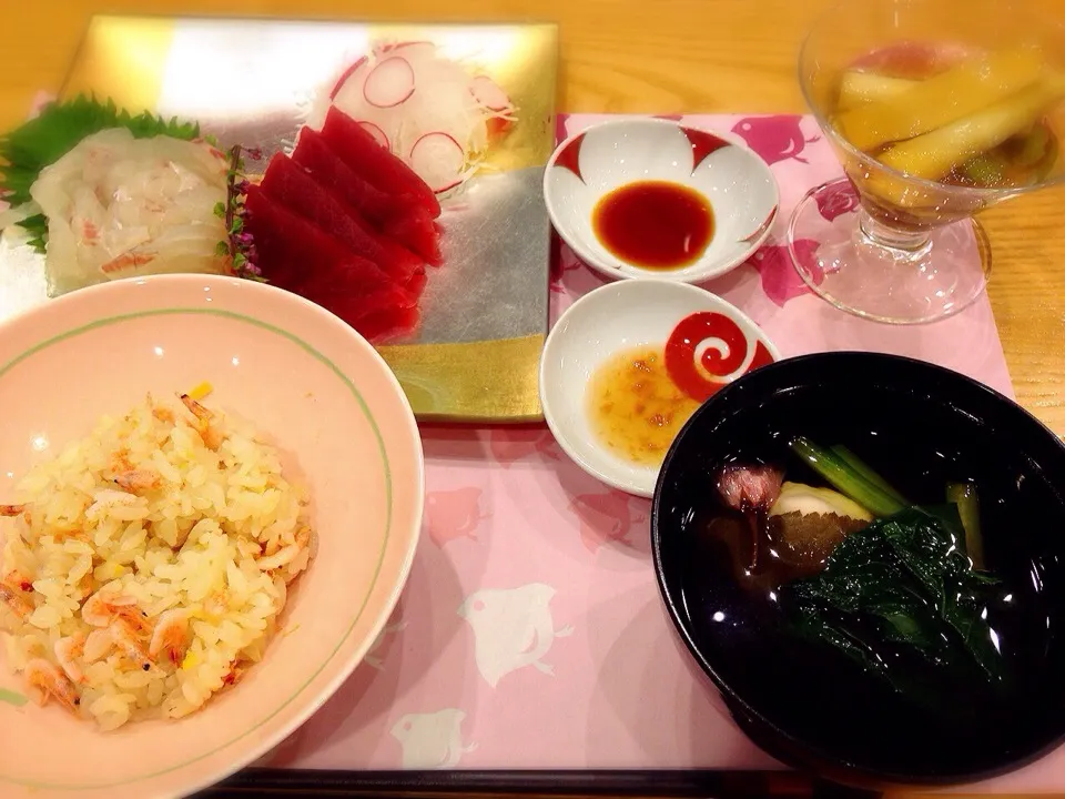 Snapdishの料理写真:炊き込みご飯、お吸い物、お刺身♡|tinaさん