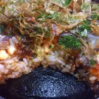 Snapdishの料理写真:ご飯のお好み焼き〜♪(´ε｀ )  ご飯はカリカリに焼いてくれるので美味しい〜（≧∇≦）|安井謙一さん