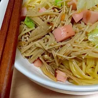 自家製なめたけとソーセージ、レタスのガーリック醤油パスタ|ちゃぼさん