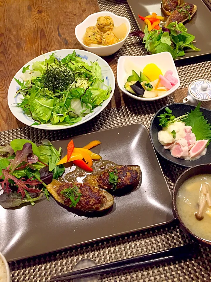 今日もヘルシーに🍀ナスの肉詰め🍆ササミの山かけ、レタスと春キャベツの塩昆布サラダ、昨日の煮物の残り、お漬物、大根と油揚げ、しめじのお味噌汁💛|まみりんごさん