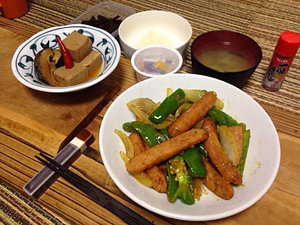 単身赴任？の晩ごはん  ウインナーとピーマンのカレー炒め  高野豆腐と椎茸の煮物  など(*´﹃｀*)|ぽんたさん