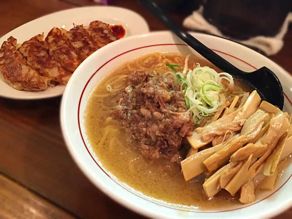 シマシマトム 牛骨醤油ラーメン メンマ追加と餃子|ddr3rdmixさん