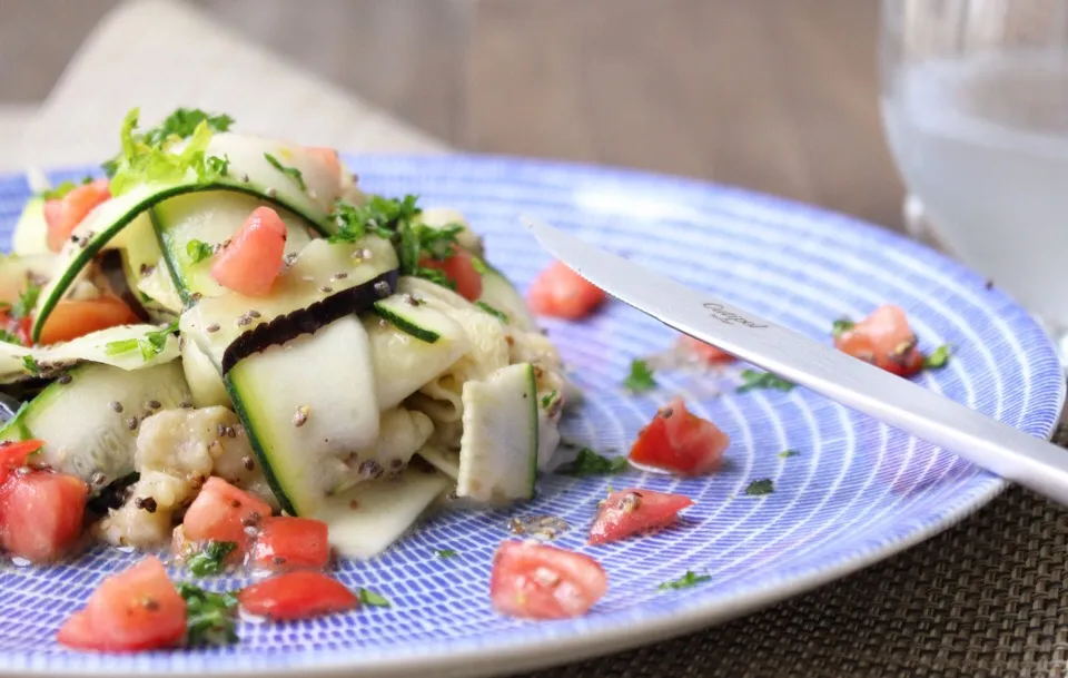 Zucchini and eggplant and tomato fettuccine-style salad 今日のランチメニューは夏野菜を使ったフェットチーネ風のダイエットサラダ♡|Yukiko Matsudaさん