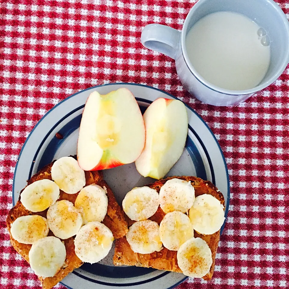 PB and banana honey sandwiches with almond milk and an apple|victoria valerioさん