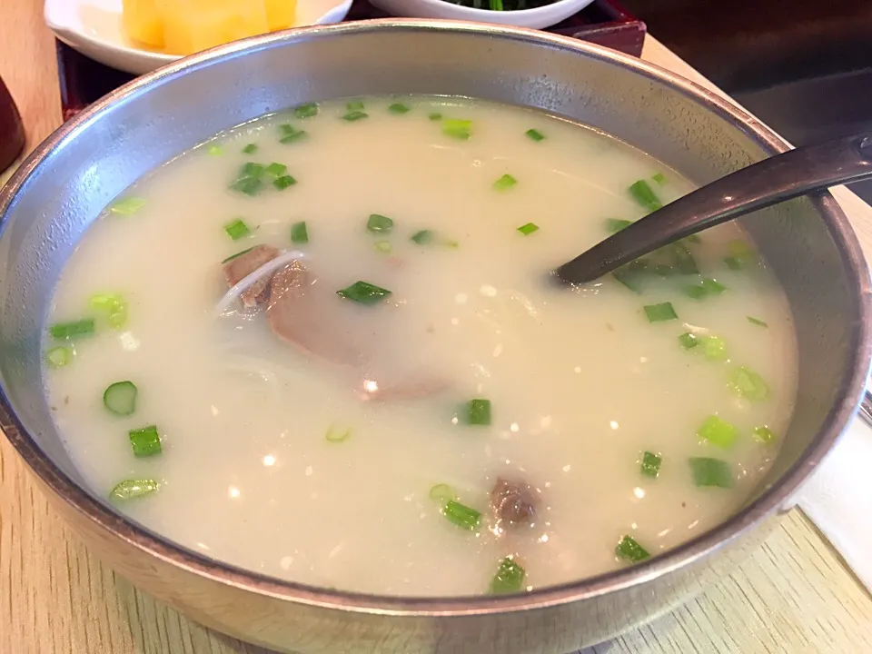 Sliced beef & noodles in Ox-bone soup|Sky Blueさん