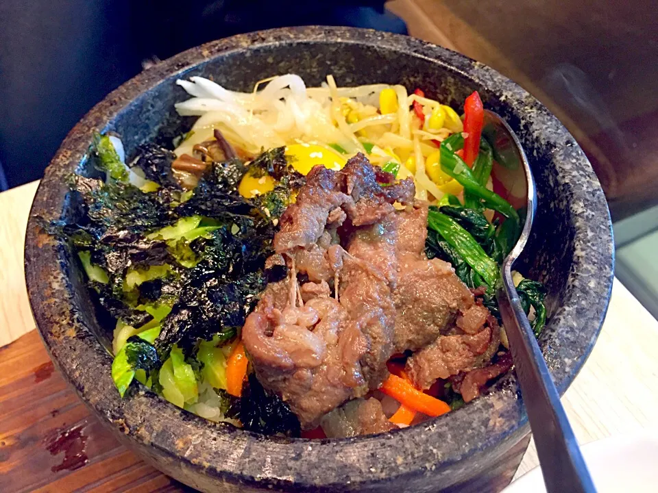 Sizzling stone pot with beef, vegetables & egg|Sky Blueさん