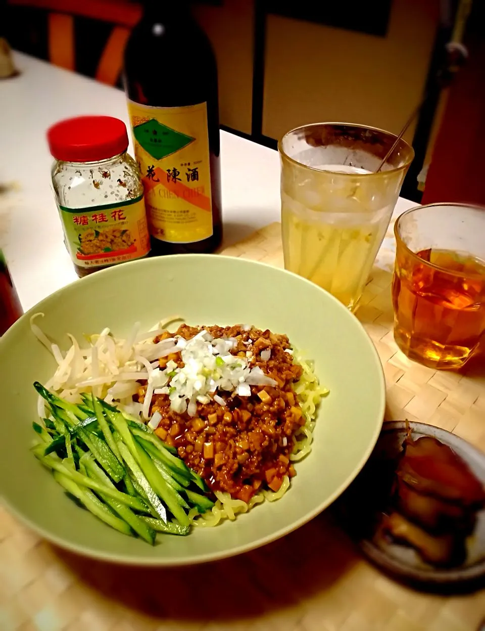 炸醤麺、搾菜、桂花陳酒ソーダ。|こいさんさん