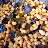 Stewed soy beans and konbu seaweed. Very Japanese!|mamakumiさん