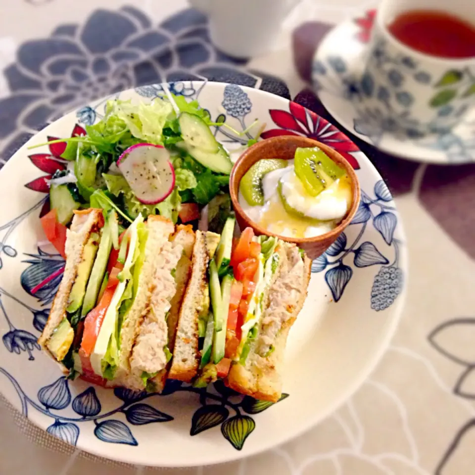 ツナとアボカドとチーズと野菜のサンドイッチ|ゆかりさん