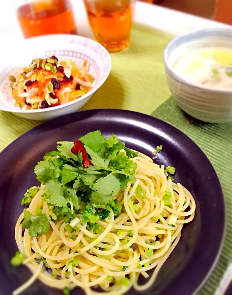 蕪の葉・黄ニラ・香菜のパスタ、蕪と枝豆のビシソワーズ、人参とキャベツの塩もみサラダ・バジルドレッシング。|こいさんさん