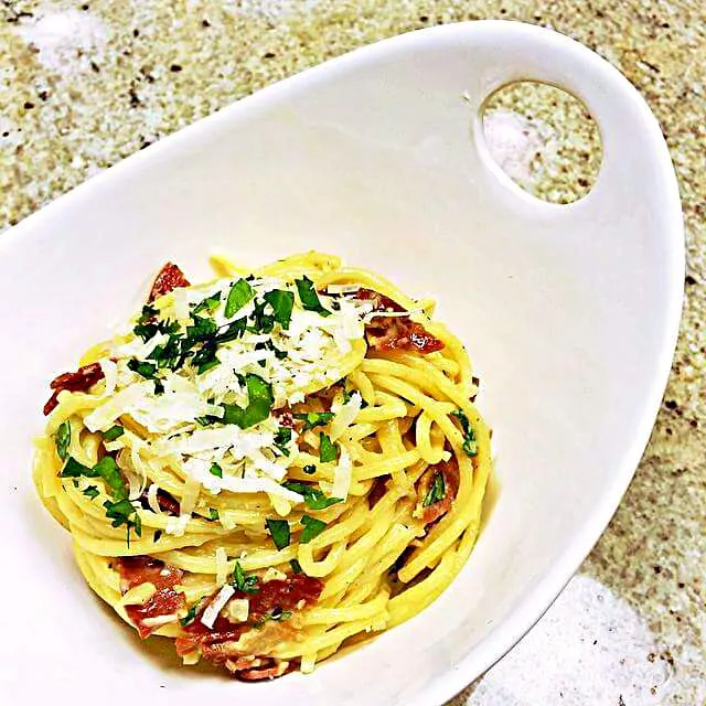 Snapdishの料理写真:Spaghetti carbonara sprinkled with parmesan fresh|CHUENCHAIさん