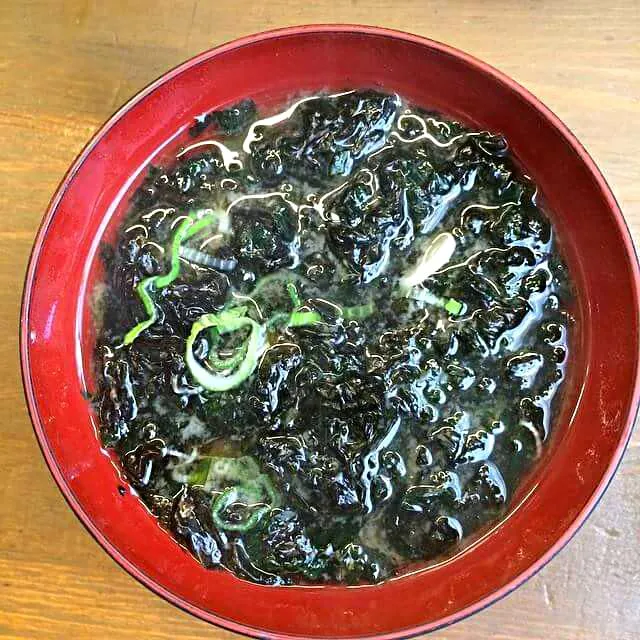 Snapdishの料理写真:Miso soup with a generous amount of seaweed|CHUENCHAIさん