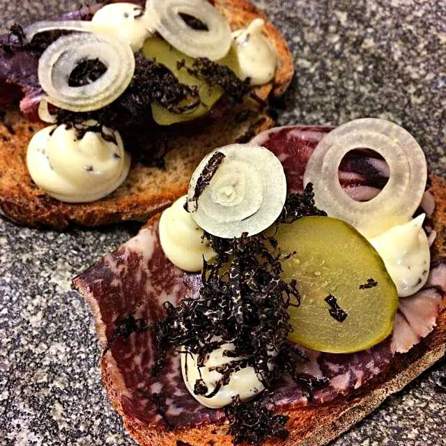 Rye pickles truffle Mayo onions bresaola open face sandwich|CHUENCHAIさん