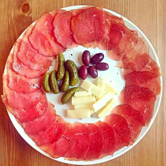 Pickles olives cheese bresaola platter|CHUENCHAIさん