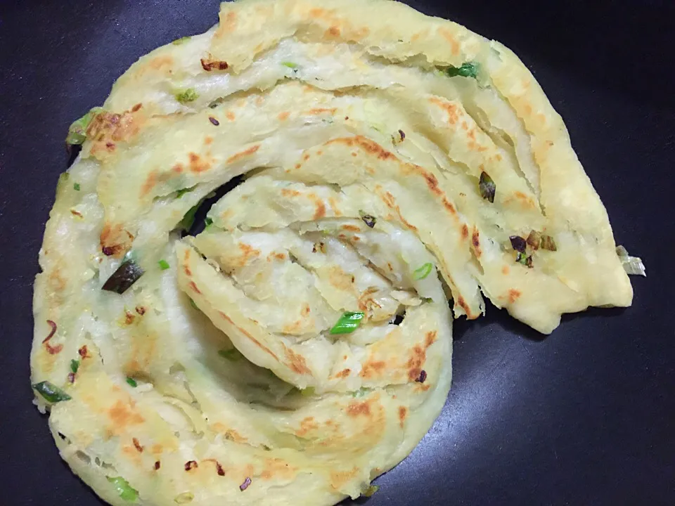 Snapdishの料理写真:Homemade Chinese scallion pancake|prinSjさん