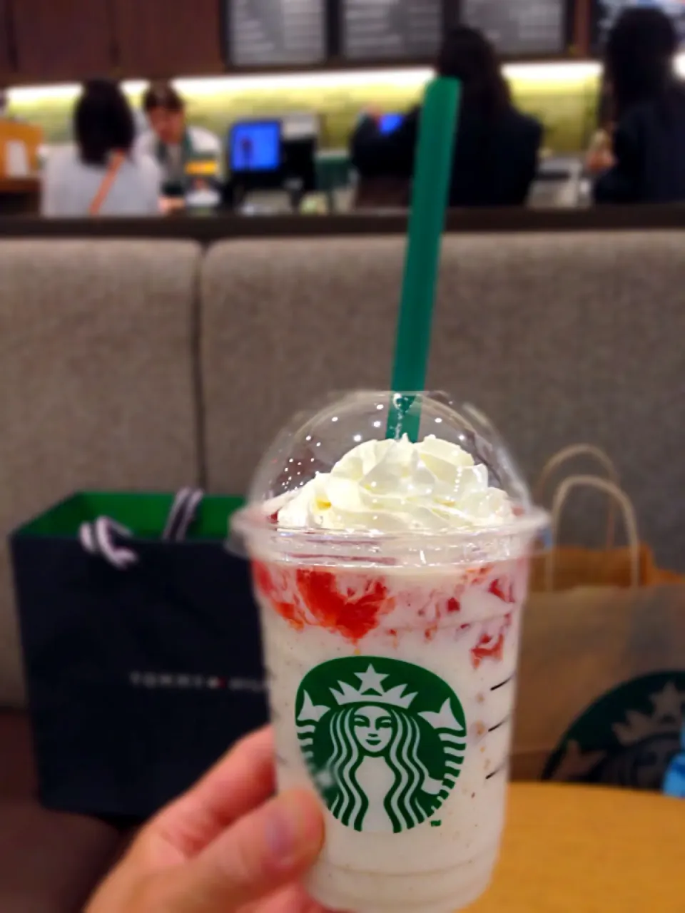 ... Delish... Fruits-on-top ヨーグルト Frappuccino with crushed nuts|チェリーリンさん