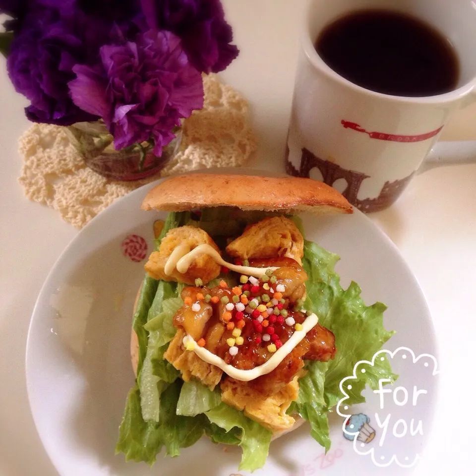 鶏皮焼き鳥と卵焼き、クリームチーズのベーグルサンド❤︎|Makinsさん