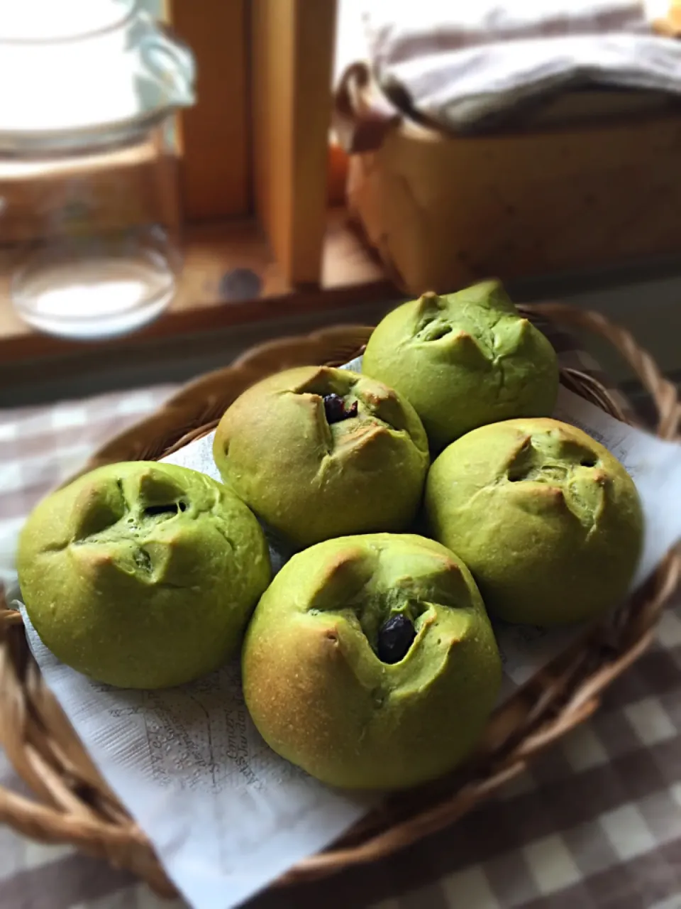 Snapdishの料理写真:手作り黒豆甘納豆で抹茶パン|Sachiyo Tanakaさん