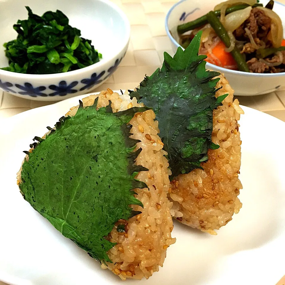 シソ焼きおにぎりと肉じゃが朝ごはん|かなっぺさん