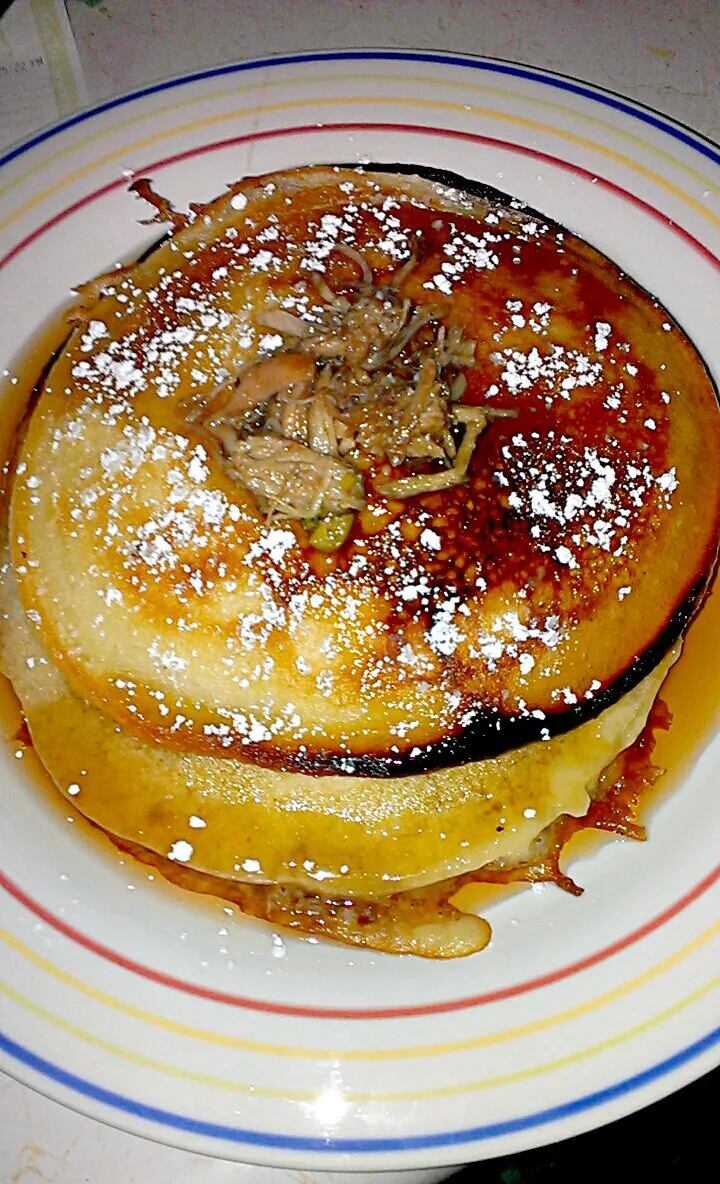 Sweet Pancakes & Syrup w/ Lightly Fried Pulled Pork, Garnished w/ Powdered Sugar|Chef Stephonさん