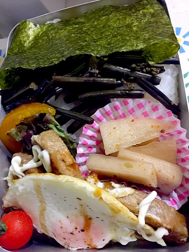 Snapdishの料理写真:パパお弁当🍱  ハンバーグ、目玉焼き、大根の漬け物、わらびのしょうゆ漬け、夏ミカンの甘煮、トマト|ch＊K*∀o(^^*)♪さん