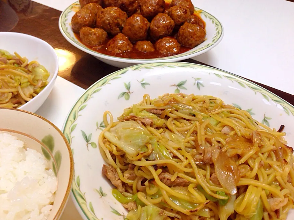 オイスターソース焼きそばと甘酢ダレ肉団子|よっつん(ღ˘⌣˘ღ)さん