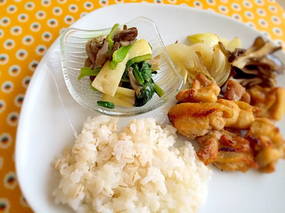 Snapdishの料理写真:鶏肉のゴマだれ漬けと、舞茸小松菜の酢味噌和え♡|Mainaさん