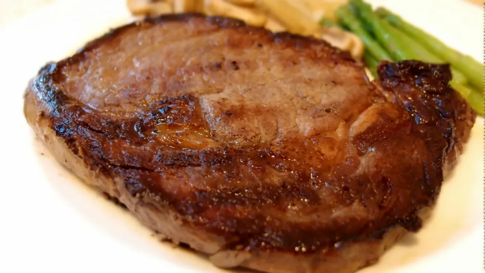 Grilled ribeye steak with onion mushroom sauce|Katy Chauさん