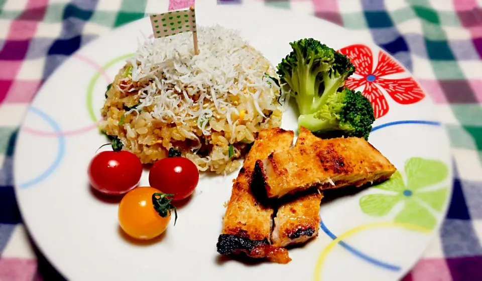 舞阪産しらすと小松菜のチャーハンと豚肉の味噌漬(*´▽｀*)|ぎるママさん