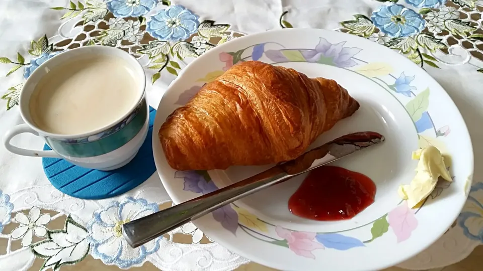 croissant :-) and home made coffee.
A nice saturday breakfast

 #croissant
 #coffe|Najeskaさん