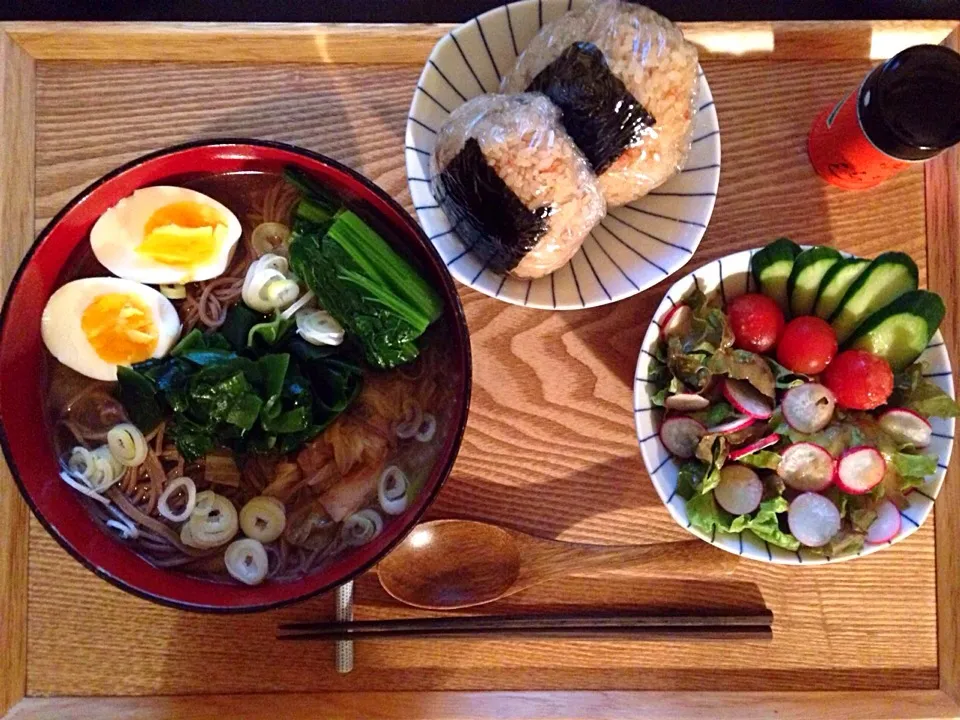 温鶏そば、ごぼうと鶏の炊き込みご飯おにぎり、サラダ|ayumiさん