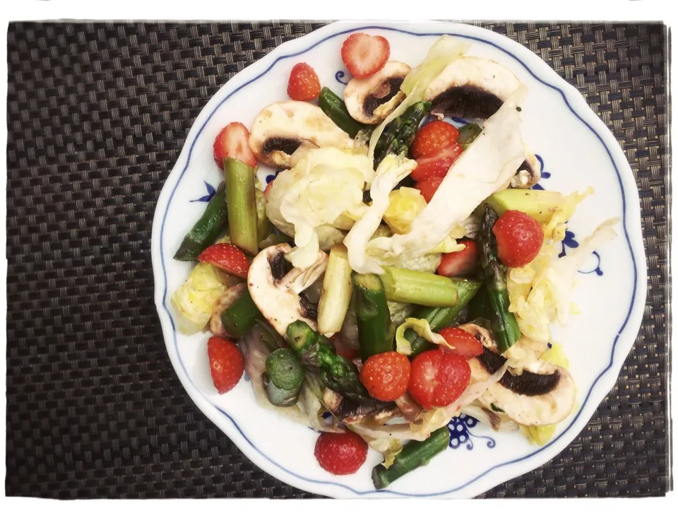 green asparagus and strawberry salad 🍓 served with fruit vinegar and mushrooms|CatzeMDさん