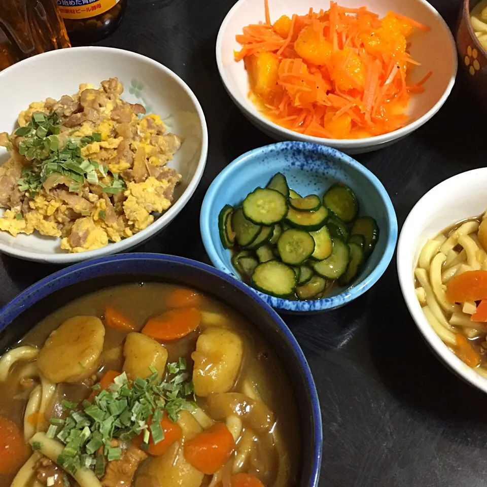 今日の晩ご飯は、カレーうどん、豚肉のたまご炒め、にんじんとみかんのマリネ、きゅうりの天神和え。|ゆえさん