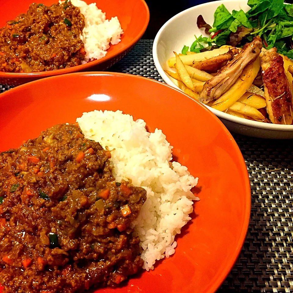 キーマカレーと手羽先とポテトのローズマリー炒め|かなっぺさん