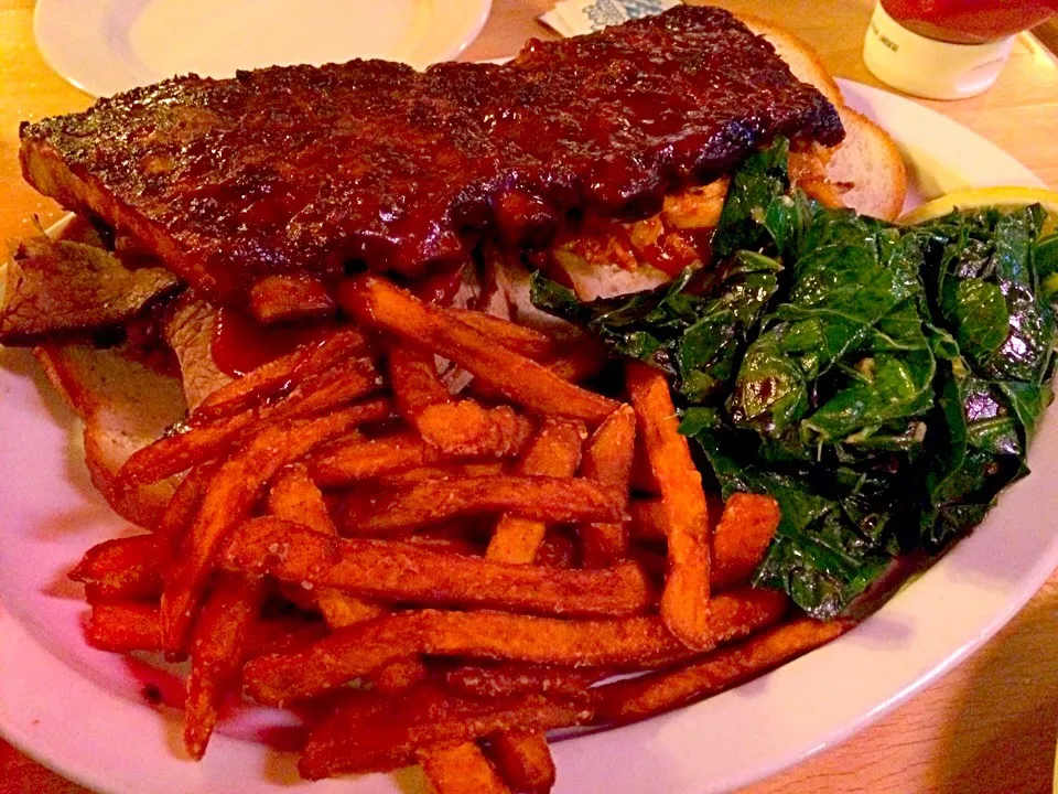 St Louis style spare ribs, beef brisket, smoked chicken with sweet potato fries & collard greens|Junya Tanakaさん