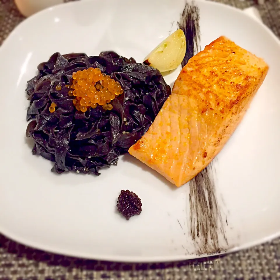 black pasta with squid ink, salmon and caviar|Carol Diasさん