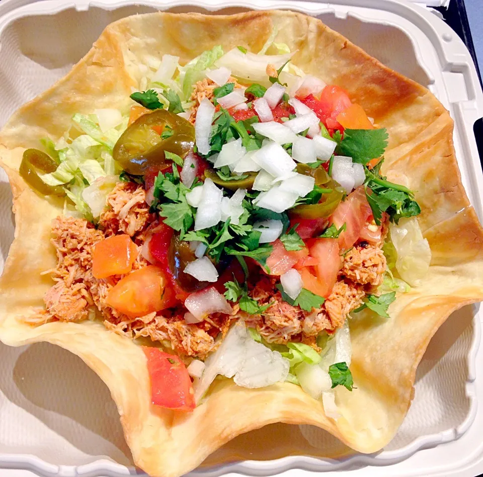 Taco salad with braised chicken, black beans, salsa sauce, and veggies :D|KHaylee09さん