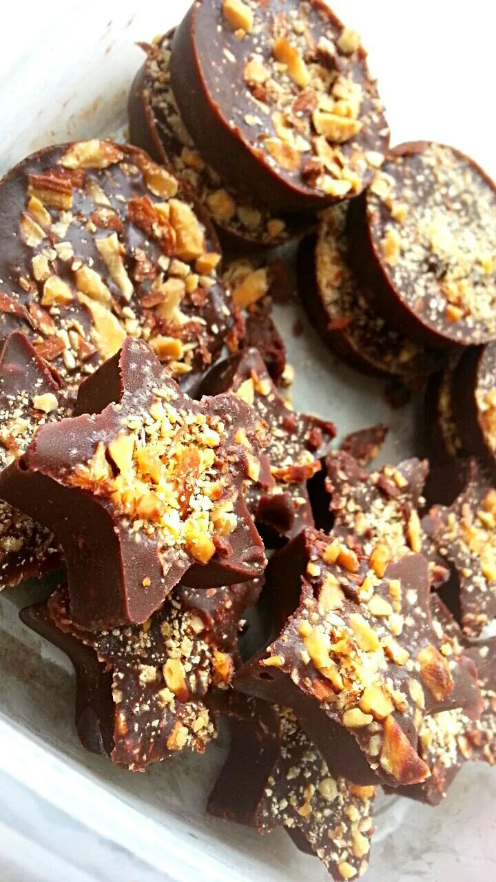 ╔╦╦
╠╬╬╬╣ ฅ(>ω<*ฅ)
╠╬╬╬╣Homemade
╠╬╬╬╣🍫Chocolate 
╚╩╩╩╝Topped w/ Almonds|ⓜⓘⓝⓓⓨさん