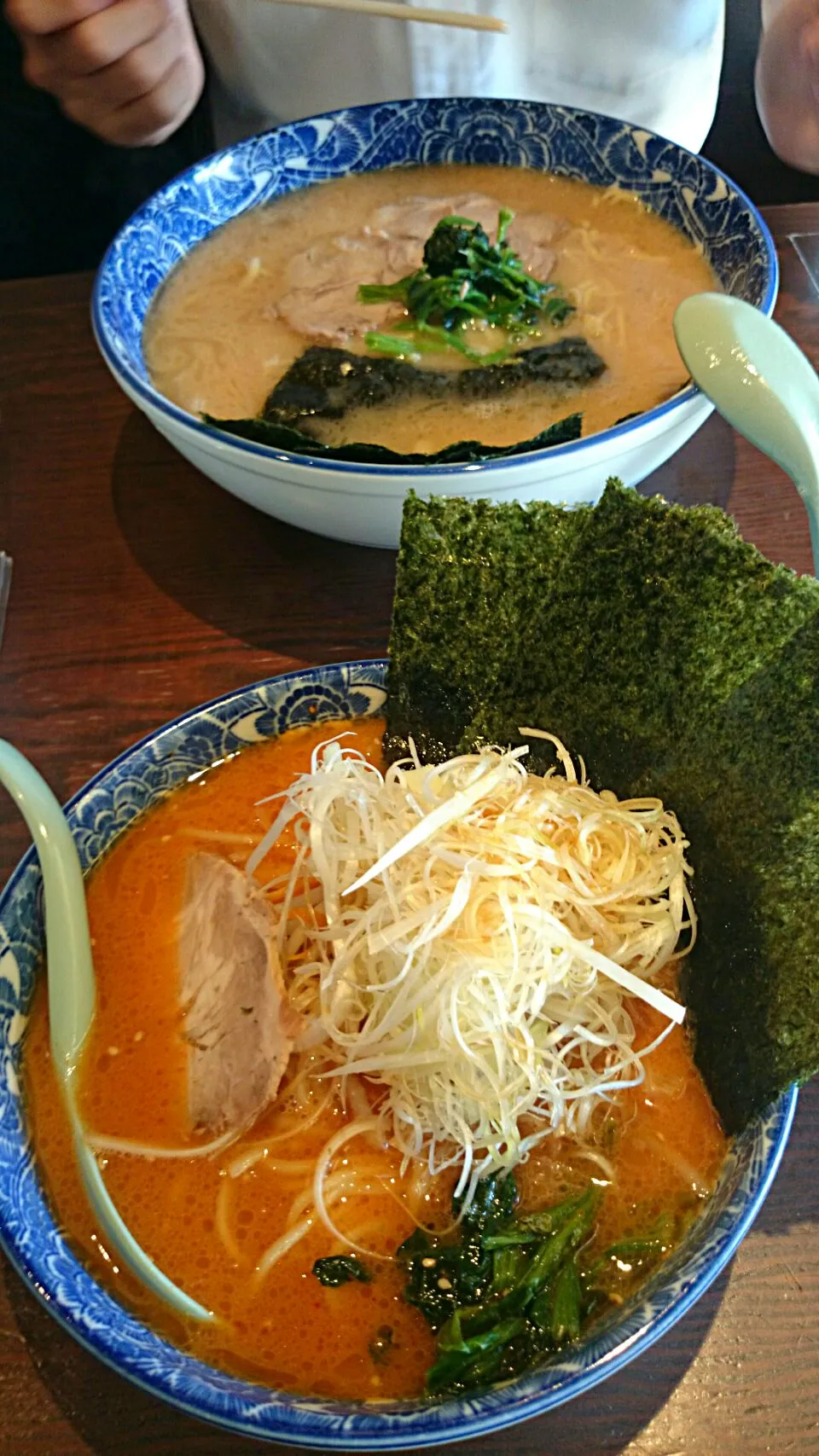 Snapdishの料理写真:ネギ辛子味噌ラーメン とチャーシューメン大盛|あおやぎ あつしさん