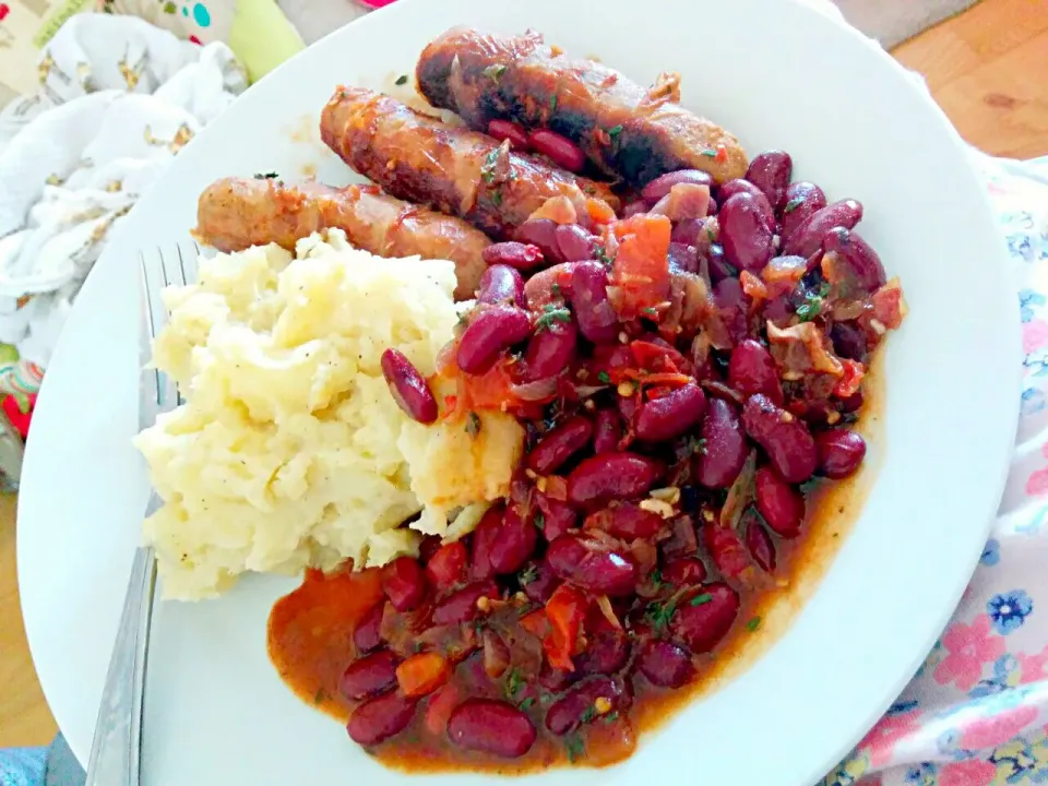 Snapdishの料理写真:Cumberland Sausages Mash and Red Kidney Beans|Rukshila Galappatthigeさん