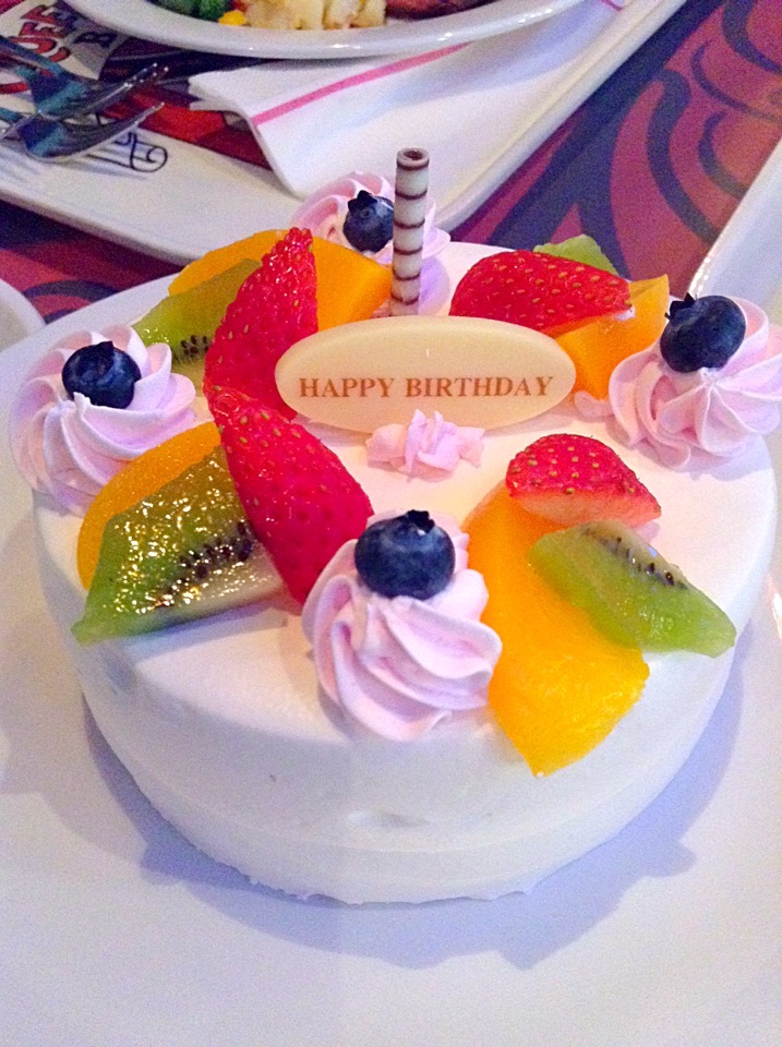 アンバースデーケーキ バースデーケーキ クイーン オブ ハートのバンケットホール 東京ディズニーランド Kazuya Miyuki Snapdish スナップディッシュ Id 0yll9a