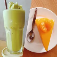 Snapdishの料理写真:Green Tea Frappe'& Orange Cake|Prapapornさん