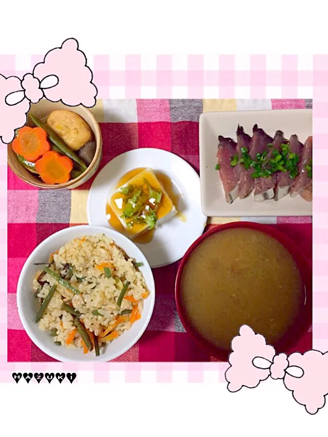 5/17(日)晩ごはん♡かつおのお刺身  がんもの煮物  冷奴  炊き込みご飯  なめこの味噌汁|⁑葉月⁑さん