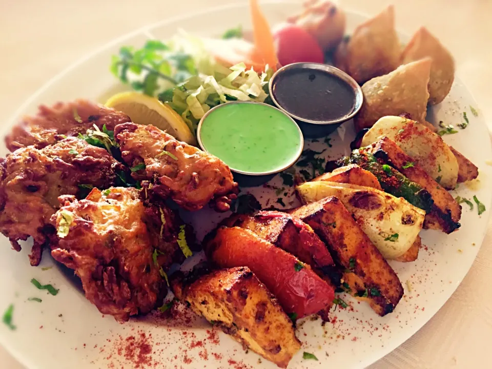 Snapdishの料理写真:Vegetarian Indian Platter : Paneer Tikka, Onion Pakora & Punjabi Samoosas|Sergio Lacuevaさん