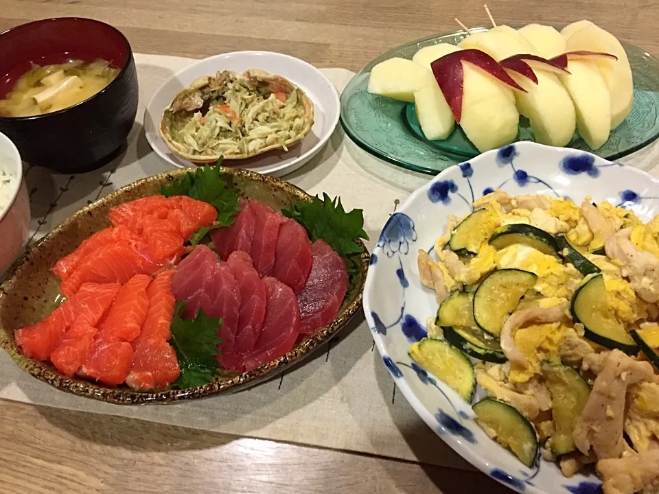 まぐろサーモン刺身・ズワイガニ甲羅味噌和え・ズッキーニと胸肉のチャンプルー・キャベツと豆腐の味噌汁・りんご|まーままさん