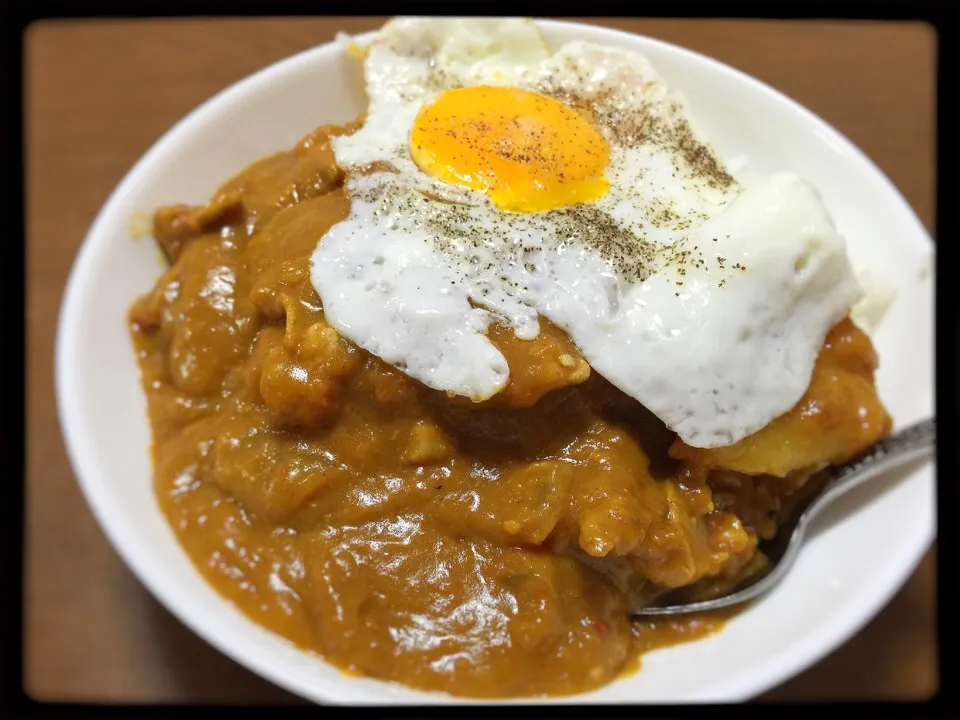 表現風豆板醤カレー+世界一美味しい目玉焼きのコラボ|Pongchang  Hageoraさん