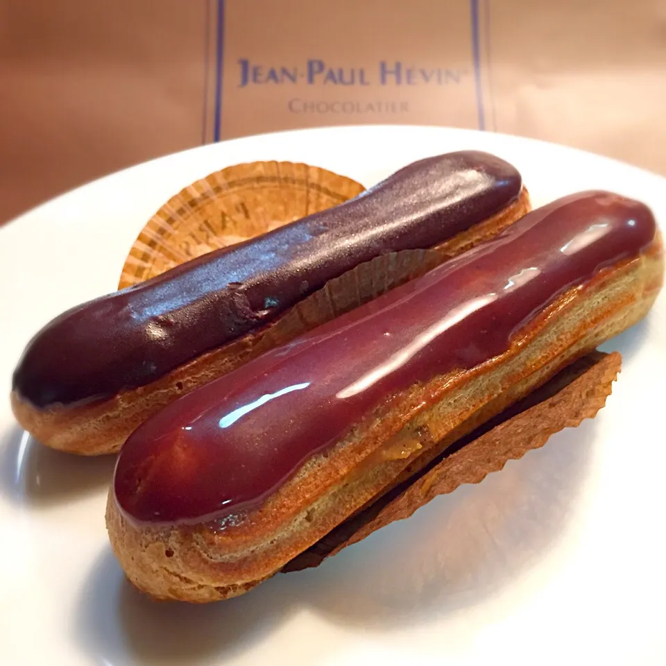 JPH Éclair Caramel fleur de sel(手前)＋Éclair chocolat(奥)|cakeさん