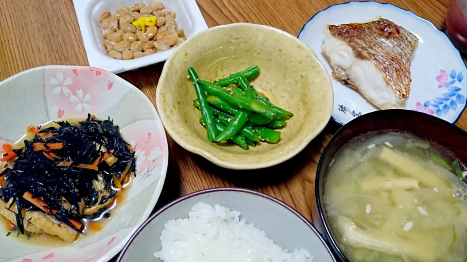 ・鯛の塩焼き
・ひじきの炊きもの
・いんげん豆の胡麻和え
・納豆
・新玉ねぎと揚げの味噌汁|ようかんさん