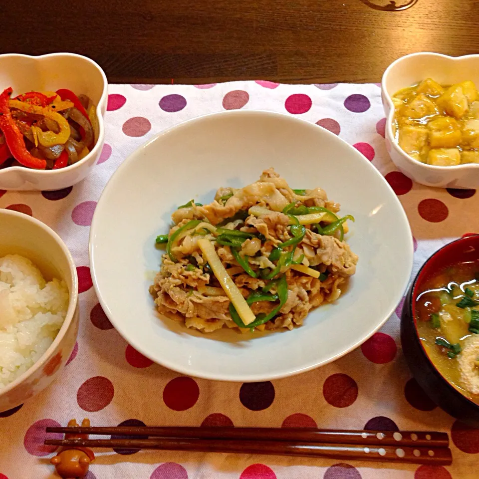 青椒肉絲、豆腐ステーキ、こんにゃくとパプリカのしりしり風、なめことお揚げのお味噌汁、白米|にゅきさん