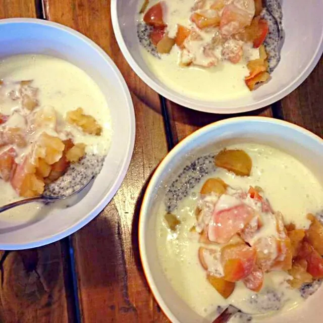 warm chia pudding stewed apples and milk kefir|CHUENCHAIさん